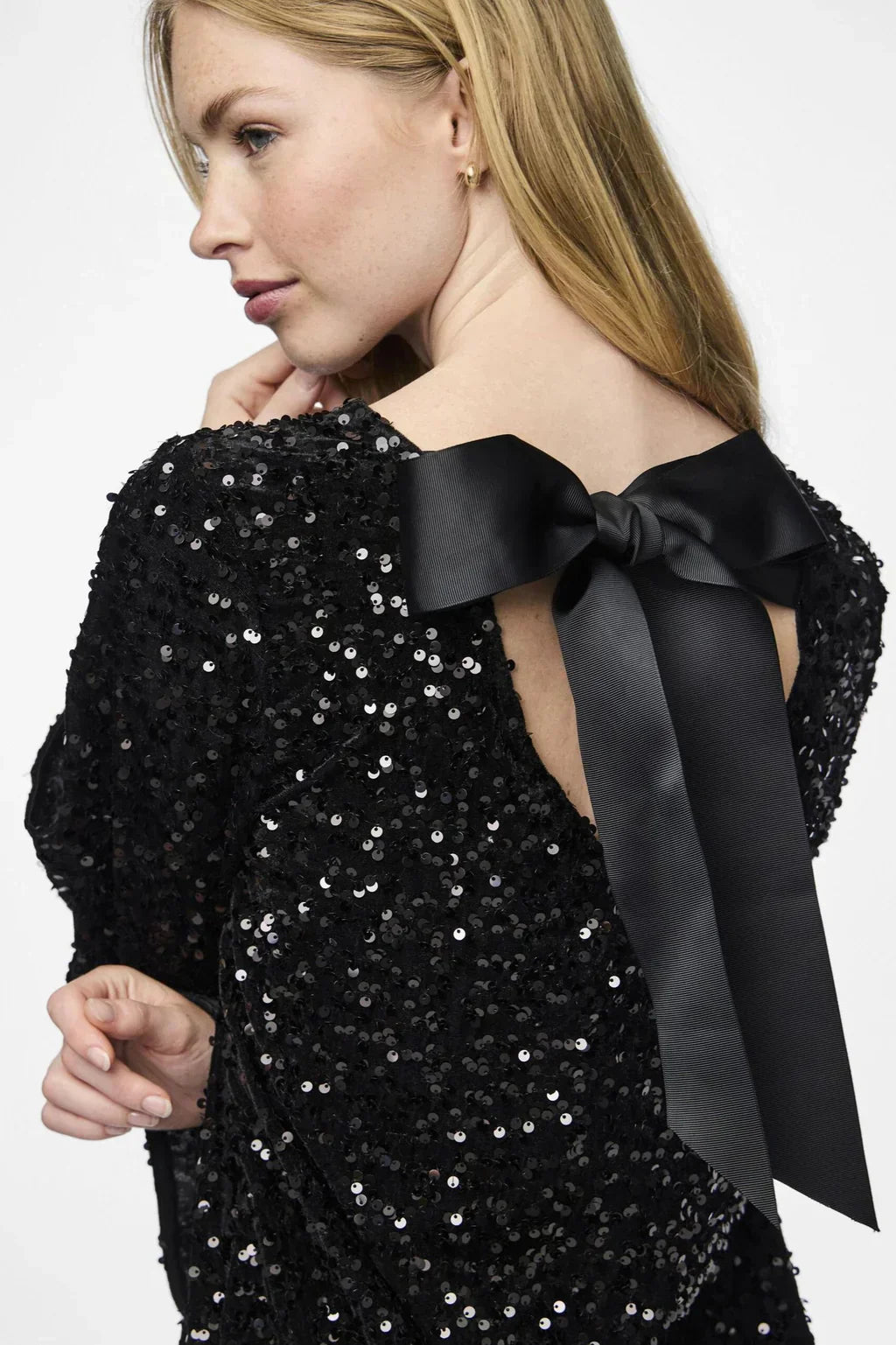 Luksuriøs Aftenlook | Glitterkjole med Elegant Twist