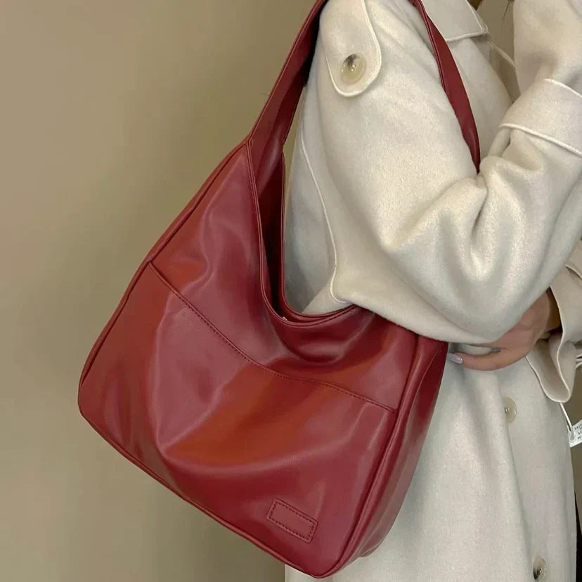 Stilren Skuldertaske i Smørblødt Materiale | Chic Bred Strop