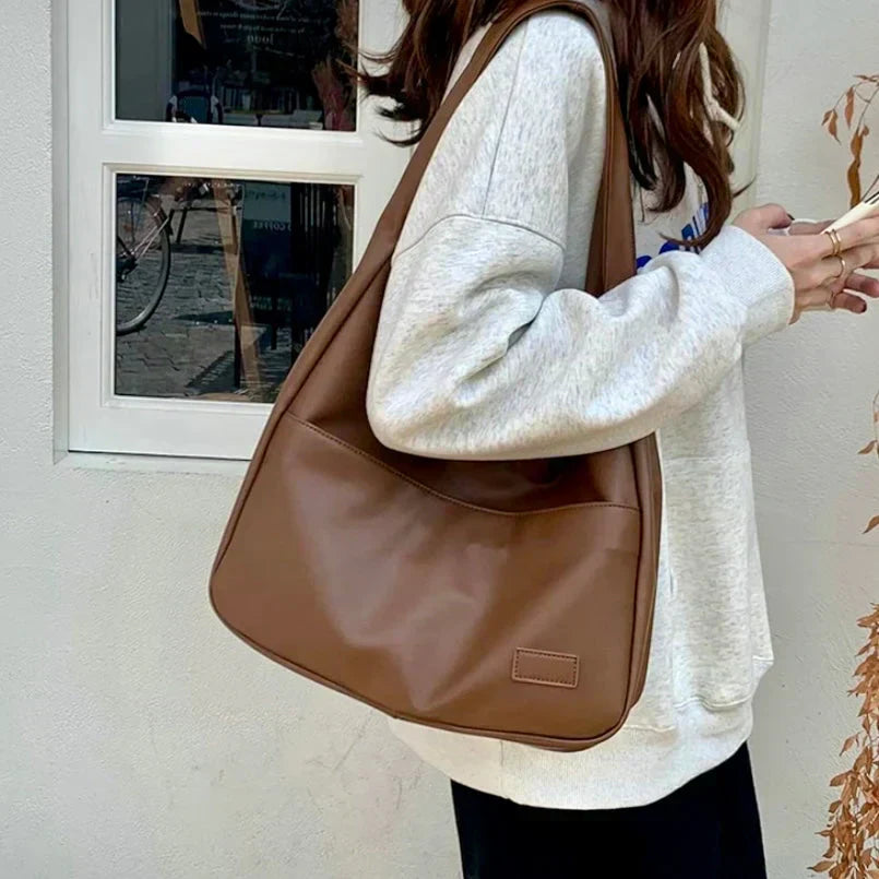 Stilren Skuldertaske i Smørblødt Materiale | Chic Bred Strop