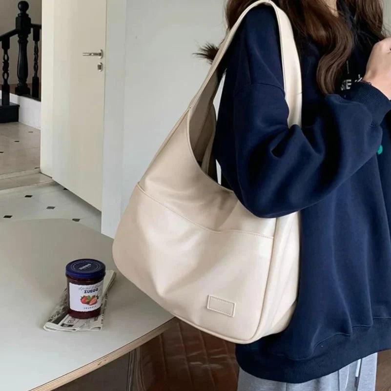 Stilren Skuldertaske i Smørblødt Materiale | Chic Bred Strop