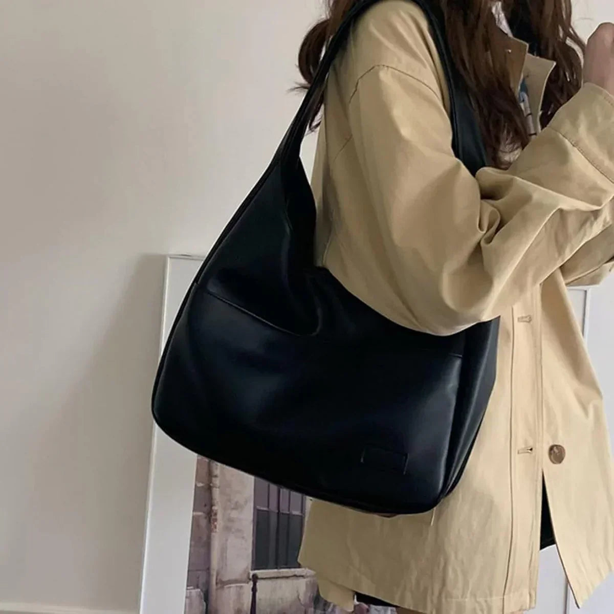 Stilren Skuldertaske i Smørblødt Materiale | Chic Bred Strop
