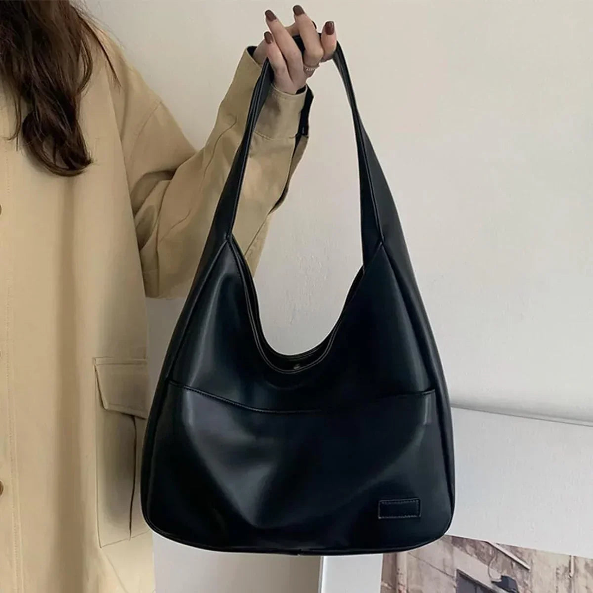 Stilren Skuldertaske i Smørblødt Materiale | Chic Bred Strop