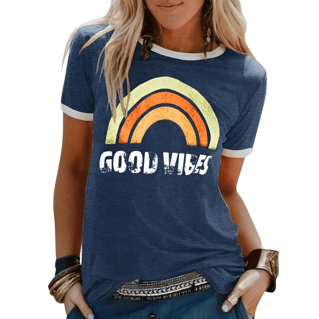 T-shirt med Regnbue og Good Vibes Print | Korte Ærmer